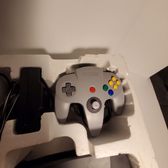 Nintendo 64 Console System w/ Box & Controller - Picture 15 of 16